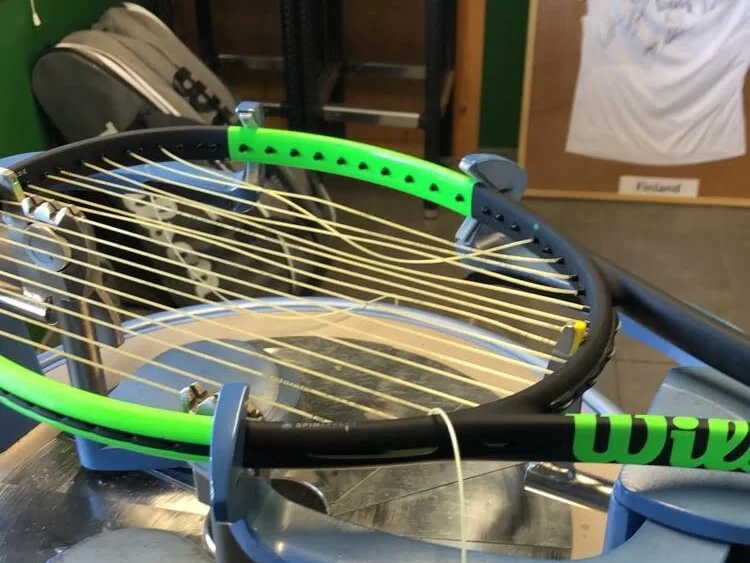 Comment corder une raquette de tennis? 