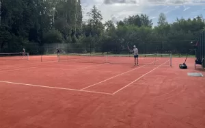 Tennispelaaja tenniskentällä