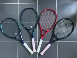 Yonex tennismailoja kaakelilattialla