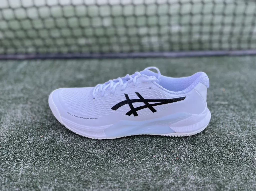 Valkoinen asics gel challenger padelkentällä