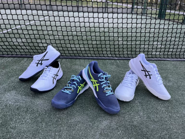 Asics padelkenkiä padelkentällä